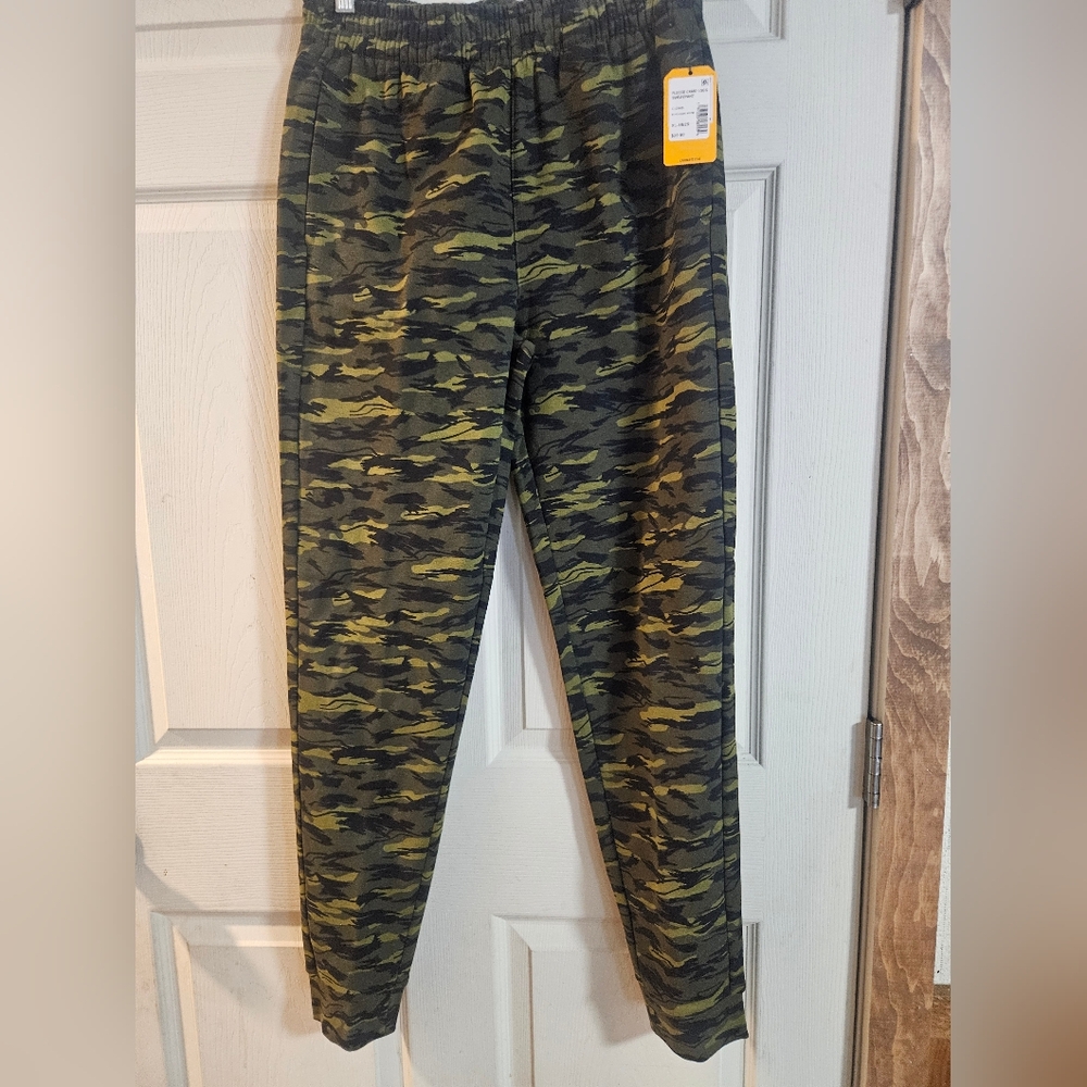 Carhartt Boys’ Fleece Camo Logo Sweatpants: GREEN: NEW WITH TAGS: XL (18/20)
